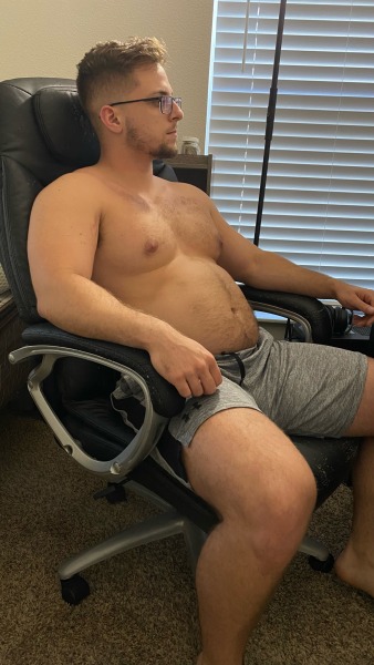 fattyzadddy:This chair has held on strong through many meals and days of getting bigger!