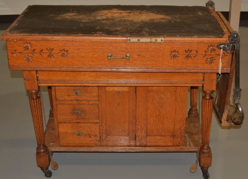rosscountyhistoricalsociety:    Victorian doctor’s examination table. Wood with leather pad on the s