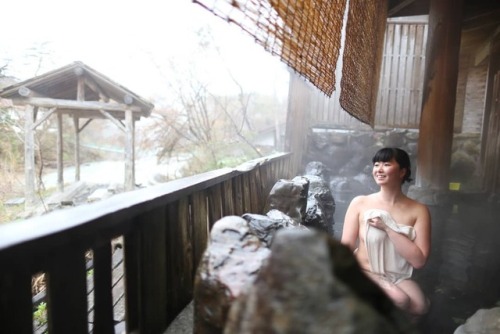 秋田県にある 秋の宮温泉｢鷹の湯｣その２ ・ 男女別に別れた脱衣場の先にある 半露天風呂 ・ 低めの柵の向こう側は 混浴ならではの景色の良さ ・ #秋田県#秋の宮温泉#鷹の湯#タオル１枚#mixbat