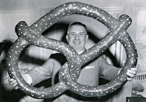 Outsized bretzel, 1958.