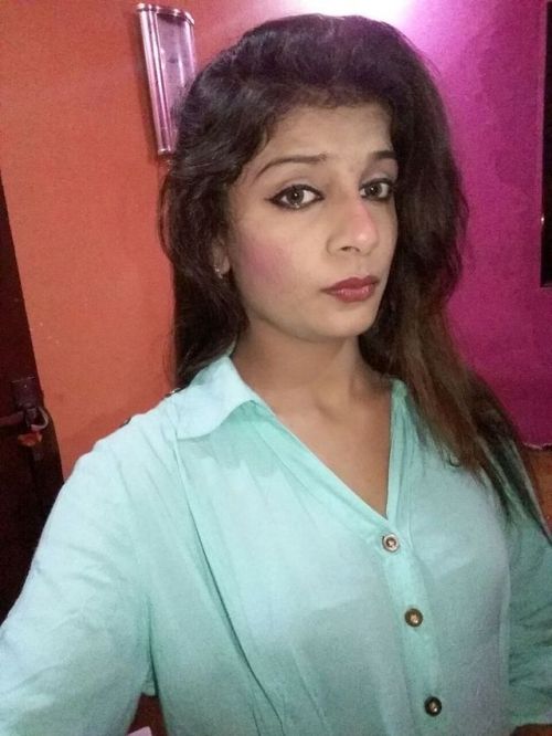 my-romantic-couple:Pakistani women never disappoint me. Fabeeha from Multan flashing. - Payal