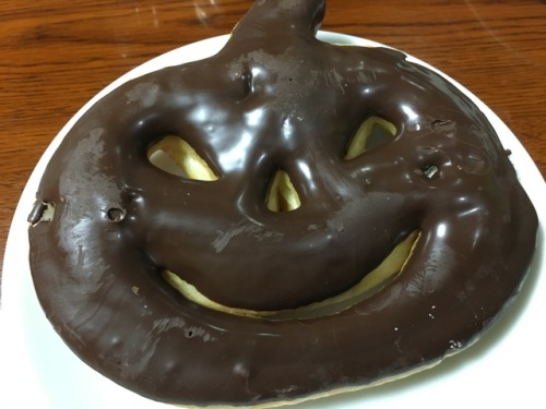 greenminister:差し入れにミスドのハロウィンキャンペーンのドーナツをいただきました。  Gimme! 