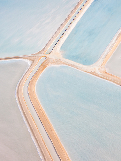 escapekit:  Australian Salt Germany-based photographer Kevin Krautgartner has captured the beauty of salt evaporation ponds, also called salterns. They are shallow artificial ponds designed to extract salts from sea water. To make it’s sea salt,