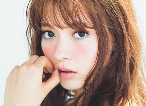 (【超簡単】可愛い「でか目」になれるマスカラの塗り方｜NET ViVi｜講談社『ViVi』オフィシャルサイトから) 八木アリサ