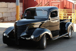 redjeep:  Nice custom of a ‘42 Ford Fargo Pick-up   Very nice!