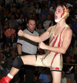 wrestlerbulge:  More STRAIGHT GUYS Here!