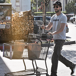 itsrebelde:  Rodrigo Santoro e Mel Fronckowiak saem juntos de supermercado em Los