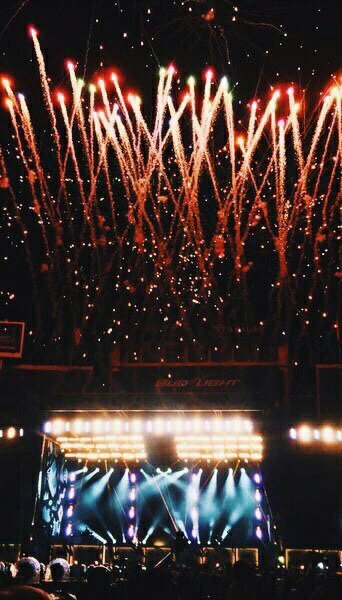 hellockscreens:  ✧ Harry + otra fireworks lockscreens ✧    ✧ please like/reblog