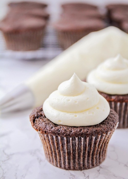 foodffs: Marshmallow Frosting RecipeFollow for recipesIs this how you roll?