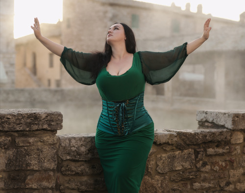 Tuscany: San Gimignano and Bagno Vignoni Foto and the dress: Ilya Fedorov Model: Natalia Fedorova