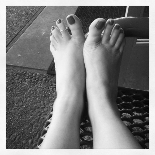 toerrificthai:  Waiting for my car to be washed. #publicfeet #barefeet #beauTOEful #perFEET #footmod