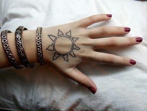 Pequeños Tatuajes — Pequeño tatuaje de un sol en la mano.
