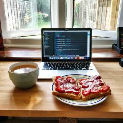 madewithcode:Breakfast goals. 😍 💻 ☀️