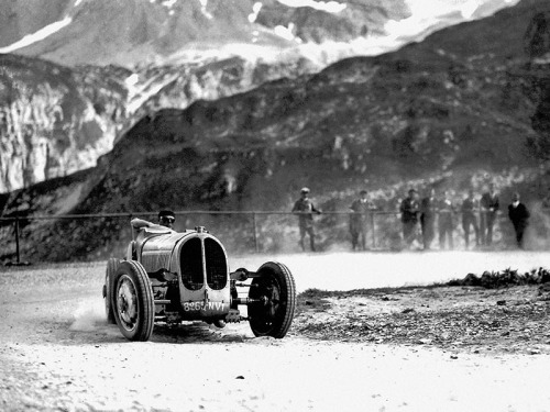 dbslrt:Achille Varzi fighting with the terrific four wheel drive Bugatti Type 53. Klausenrennen 1932