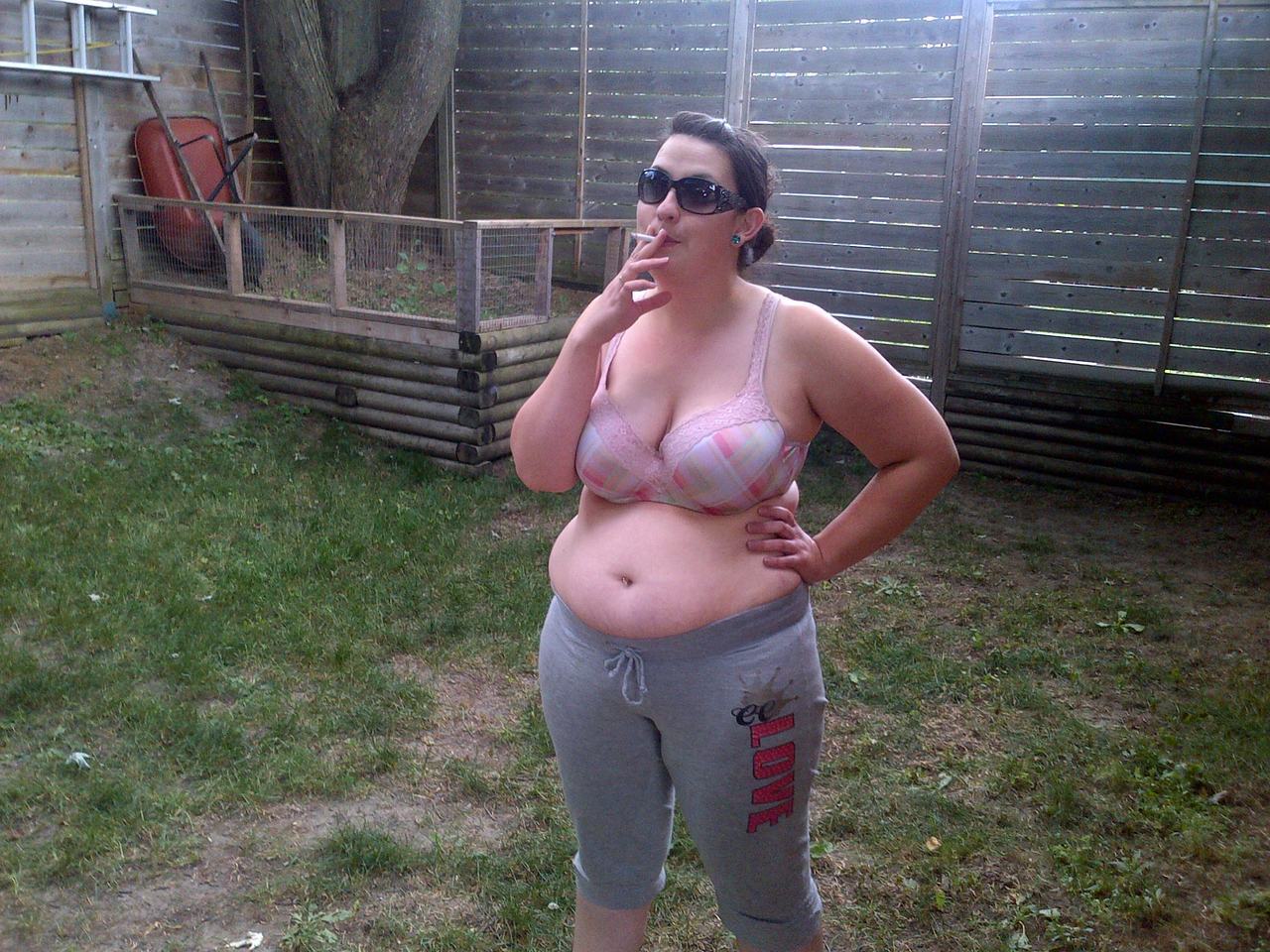 hotsweetfootfetish:  blackdan71781: pighunter17:   wvbulldog77:  fat-wives-are-sexy: