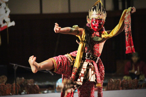 An essential quality of Javanese dance is the lack of a term synonymous with dancer.“Despite the ter