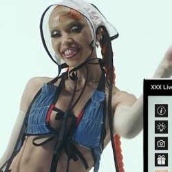 cowgrls:fka twigs has the cutest smile 