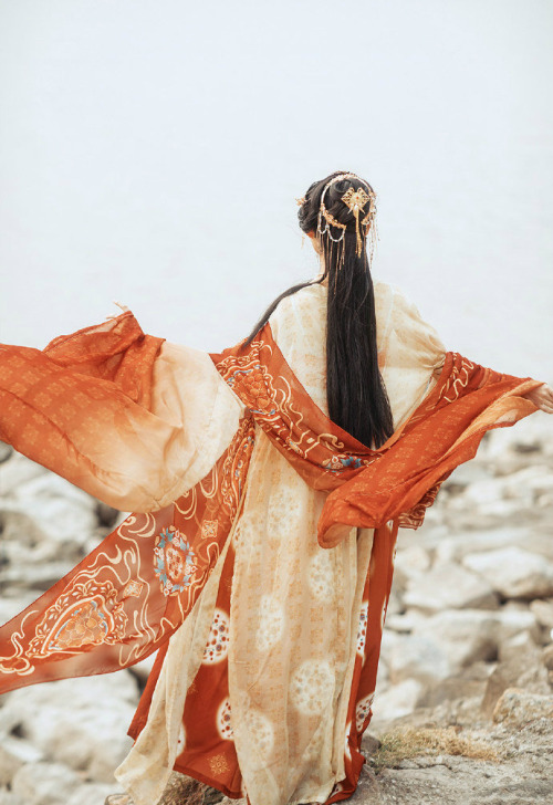 hanfugallery:chinese hanfu by 半亭风Link to this Tang dynasty-style outfit from 华裳九州on Taobao here.