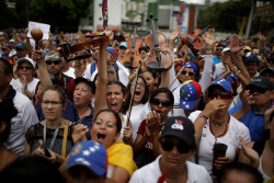 yahoonewsphotos: Venezuela’s symphony of protests Protesters play violins, flutes and guitars as they take to the streets of Caracas in demonstrations against President Nicolas Maduro. Venezuela’s opposition renewed nationwide protests to pressure