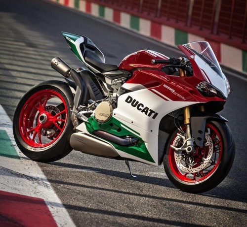 The last star from Borgo Panigale… #superbike #biker #motorbike #motorcycle #ducati #ducatili