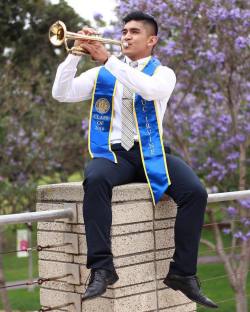 🎼My embouchure is good for more than just playing the trumpet. Do you wana duet with me?🎺 🎺 🎺 🎺 🎺 🎺  🎺  📸Yuni  #music #puns #trumpet #jokes #toomanyjokes #graduation #gradphotos #bandgeek  (at Aldrich Park)