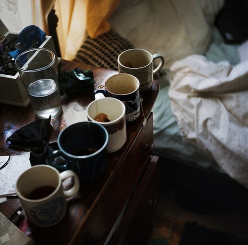 drugsinmybrain:  vegan-hippie:  this reminds me of a night a few weeks ago, we came back home drunk at 3am and kept offering people tea even though nobody wanted any. next morning we went downstairs and found 23 untouched cups of green and earl grey tea