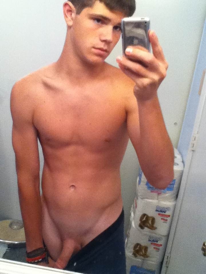 nakedguyselfies:  nakedguyselfies.tumblr.com  If you’re a Hot Fit Young Guy going
