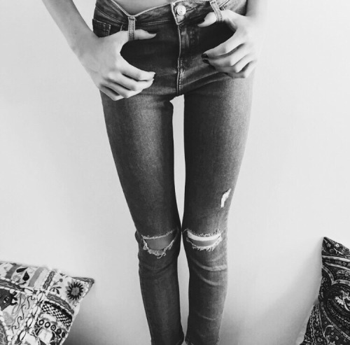 brookey1125:  B&W Skinny jeans thinspo