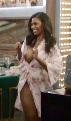 thecajanbajan:  Omarosa nip slip 