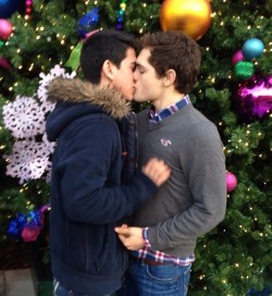 fuckyeahdudeskissing:  fuckyeahdudeskissing | FYDK! : The place to see men kiss on Tumblr. 
