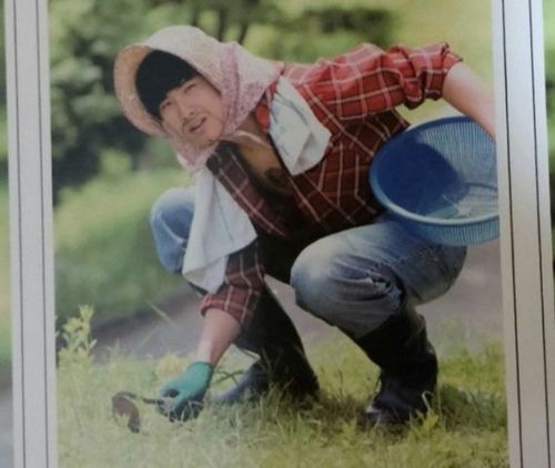 kim-kardassian:  dutchster:  this was the result of a korean high school having no rules for their senior photos            Beautiful. 