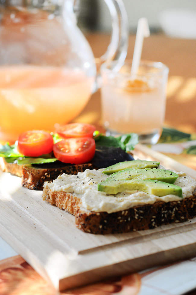vegan-yums:  Quick and Easy Veggie Lunch Sandwich 