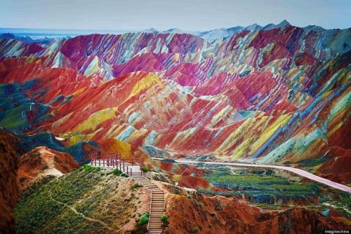 sciencealert:These are real mountains in China’s Danxia Landform Geological Park. Although it looks 