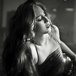 zot5:Lauren seducing her other self in Expectations