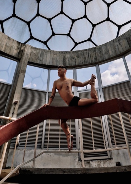 artoffreddieniem-blog: 【清新的舞者唤醒了这座接近废墟的螺旋型楼梯建筑：PEOPLE 154: JIMMY WONG IN 旋】华裔摄影师 THE HEART OF  PATRICK 在吉隆坡拍摄了这组照片；模特：JIMMY WONG  ；我对原作做了编辑和整理；摄影师的网站：heartpatrickstudio.com