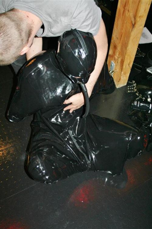 pup-sky:#rubber #bondage #dogsuit #puppy #kinky had good fun!