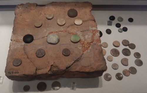 via-appia:Game boards marked on tiles from the town of Silchester and a collection of dice. Rom