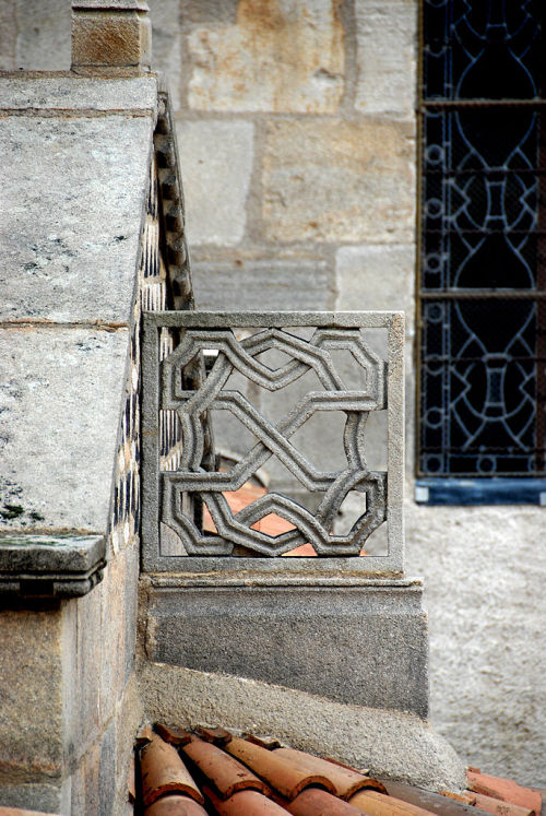 ars-videndi:Facade details of Basilique Notre-Dame-du-Port, Clermont-Ferrand, Auvergne Notre-Dame-du