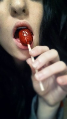 ice-qu33n:  Like a lollipop 🍭💋
