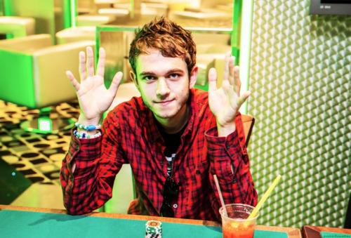 aviciisilhouettes:  he is so cute i wanna cry 