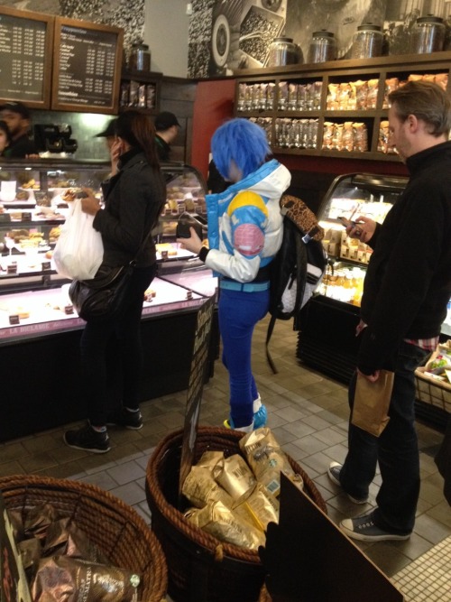 hiwamu: spicyshimmy: UUUUUHHHHHH CAN SOMEONE TELL ME WHY AOBA IS IN THIS STARBUCKS ITS IN THE MIDDLE