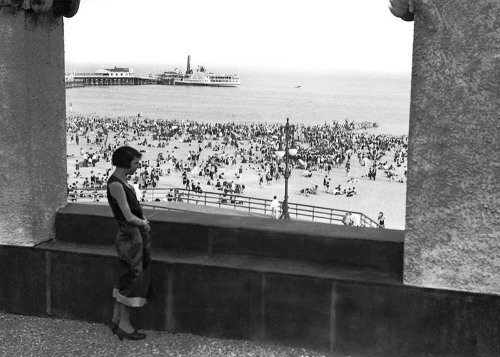 newyorkthegoldenage:  Coney Island had record crowds as 750,000 people filled the beach and bath houses to capacity, ca. 1923.Photo: Underwood Archives/Fine Art America