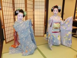 geisha-kai:  Maiko Tomitae and Ryouka dancing