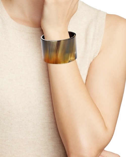 Robert Lee Morris Soho , Buffalo horn cuff . Fonte www1.bloomingdales.com Source : tinamotta.tumblr.
