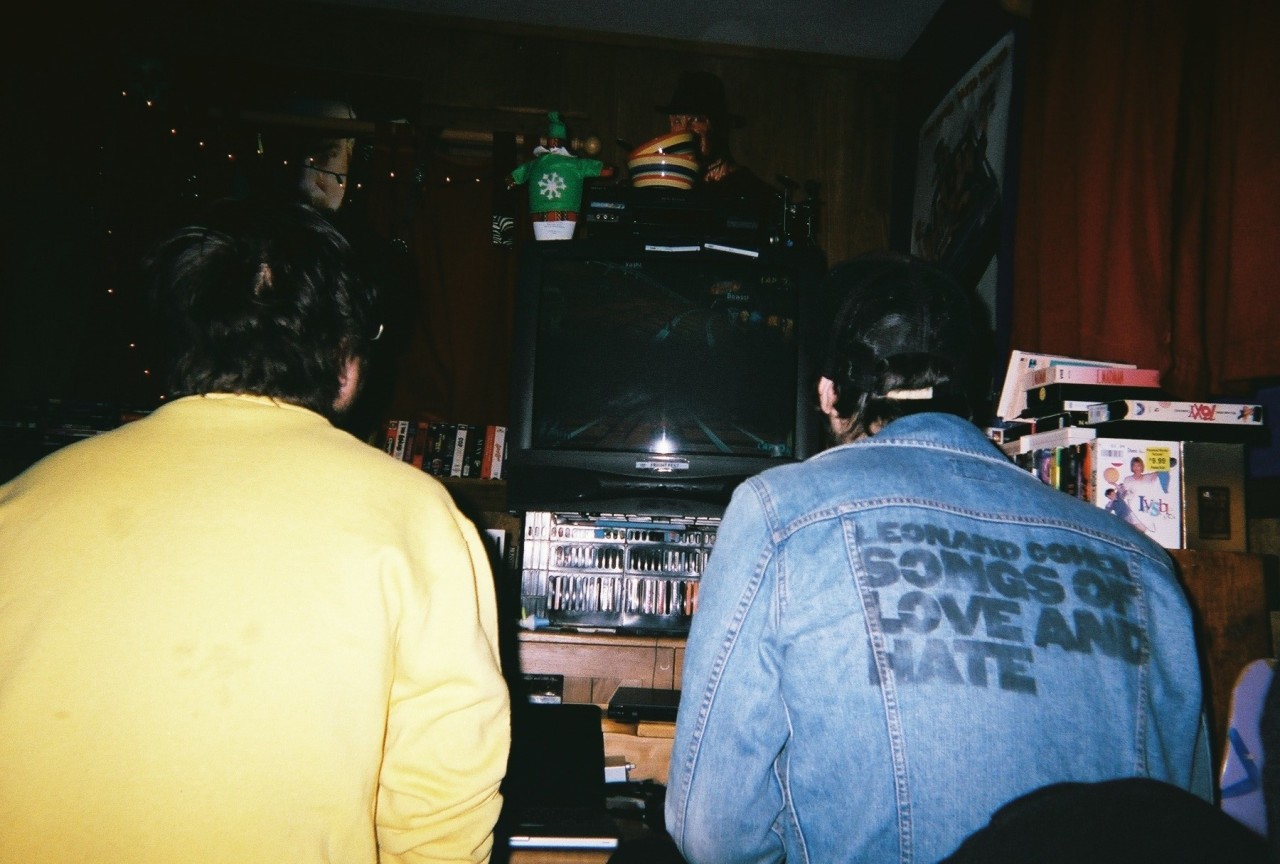 elvispresleysghost:  nate and dom playing mario kart
