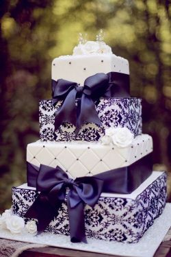 headlesscakes:  Purple damask square tiered cake | Bring Out the Cake! | Pinterest en We Heart It - http://weheartit.com/entry/124439041