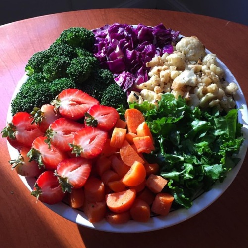 Rainbow #buddhabowl with kale, purple cabbage, broccoli, carrots, strawberries, cauli and avocado.