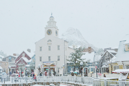 mickeyandcompany:  Snow at Tokyo Disneyland (x) 