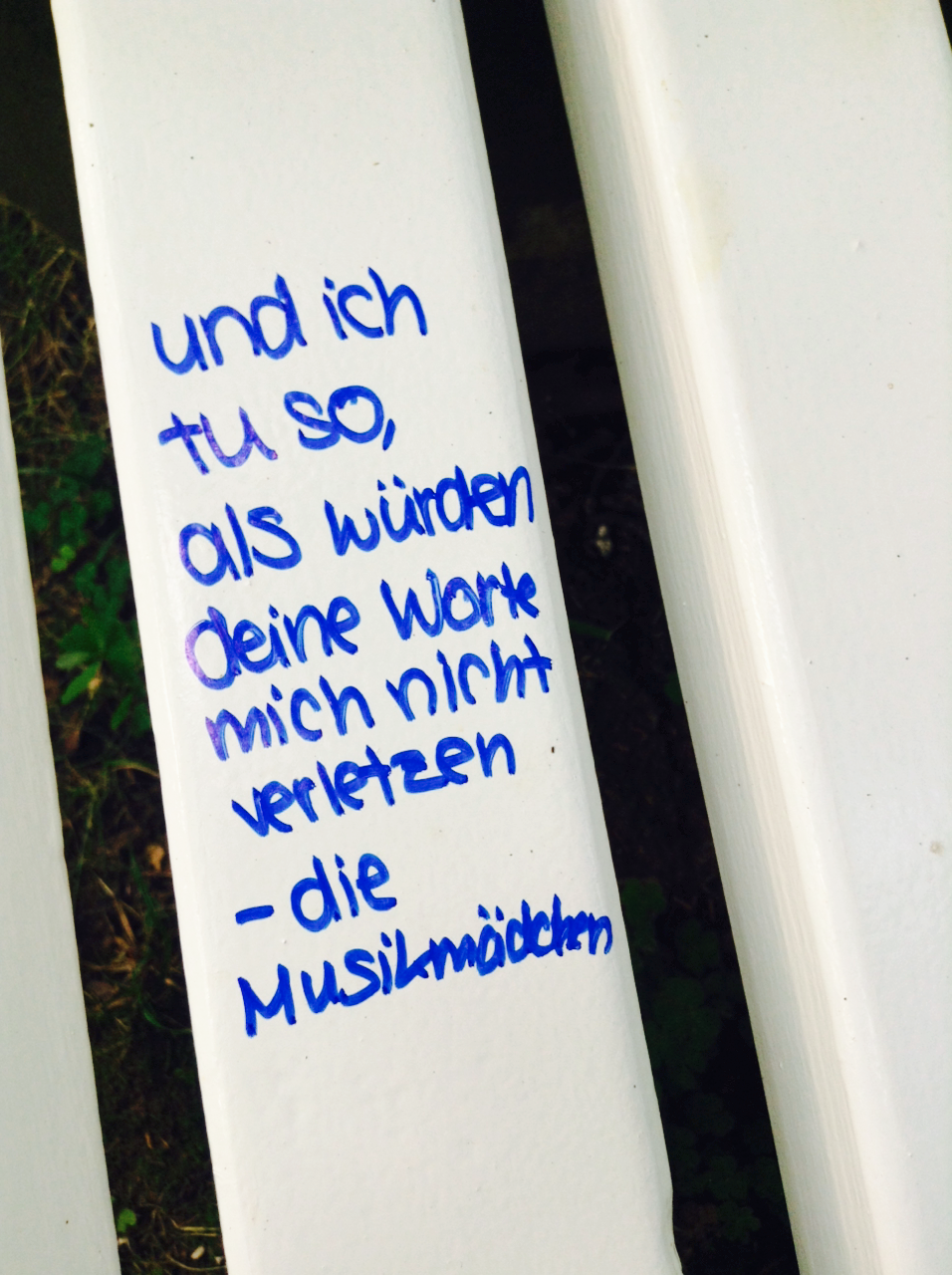 die-musikmaedchen:  &ldquo;und ich tu so, als würden deine Worte mich nicht