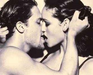thaaisevellin:  O amor é furacão, surge no coração sem ter licença pra entrar. Tempestade de desejo, um eclipse no final de um beijo. T.E.